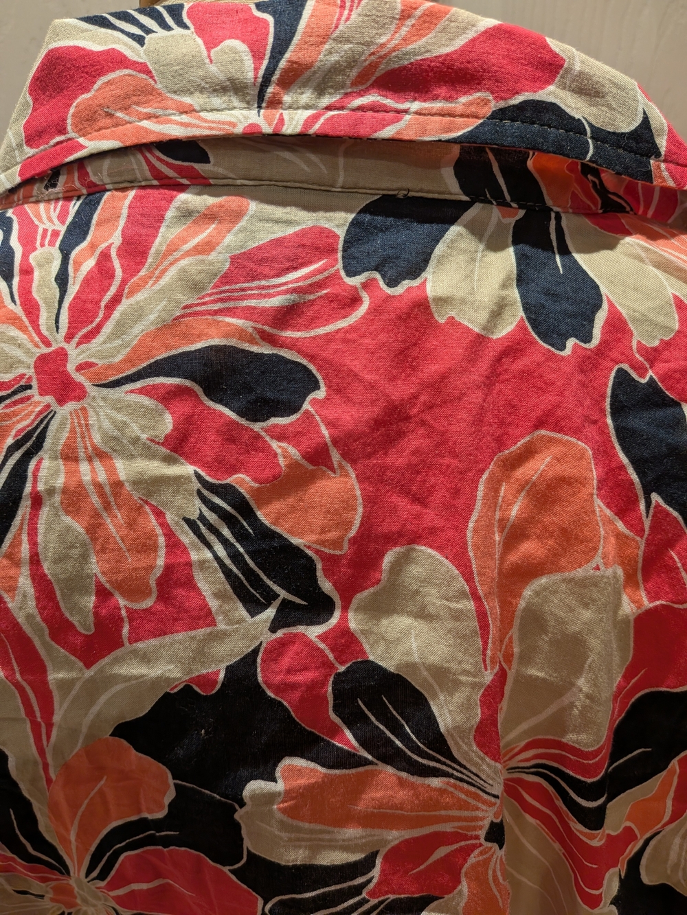 3 For $25 Tommy Hilfiger Coral Pink and Navy Floral Twist-Front Blouse Crop Top. - Picture 6 of 6